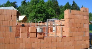 Budowa domu – kogo zatrudnić na poszczególnych etapach?