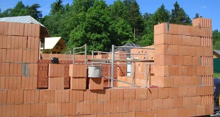 Budowa domu – kogo zatrudnić na poszczególnych etapach?