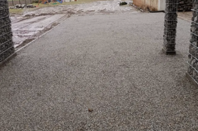 Utwardzenie terenu i drogi pod budowę